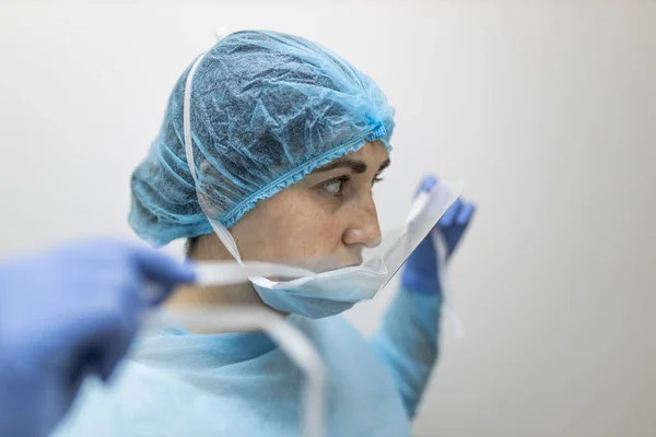 Enfermera Joven Atando Respirador Con Ropa Protectora — Foto de Stock