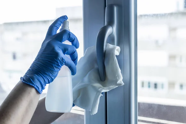 Mujer Irreconocible Desinfectando Superficies Casa Desinfectando Manijas Ventanas — Foto de Stock