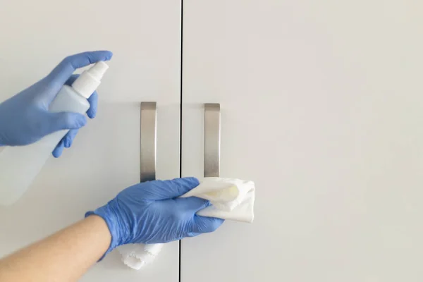 Femme Méconnaissable Désinfecter Les Surfaces Dans Maison Poignées Armoire Désinfectante — Photo