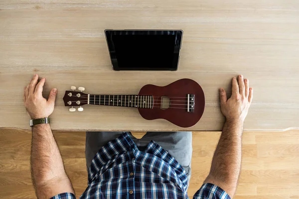 Hombre Irreconocible Ensayando Ukelele Casa Con Tableta Vista Superior Con — Foto de Stock