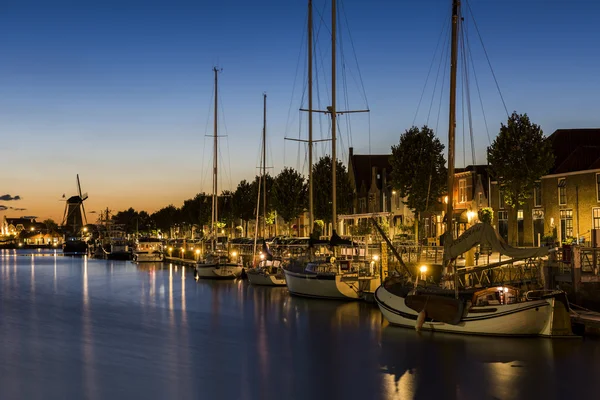 Barcos y molinos de viento en el Niuewe Haven en Zierikzee — Foto de Stock