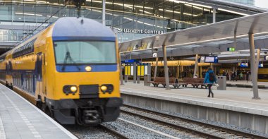 Çevre platformu tarafından geçen tren