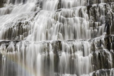 Gökkuşağı ile İzlanda üzerinde Fjallfoss