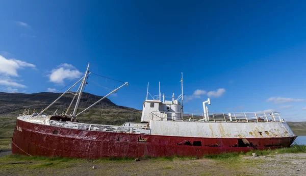Altes Fischerboot aus Metall patreksfjordur — Stockfoto