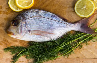 kesme tahtası üzerinde balık