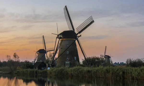 Kinderdijk con tres molinos de viento —  Fotos de Stock