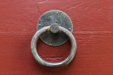 Kilisenin kapı tokmağı