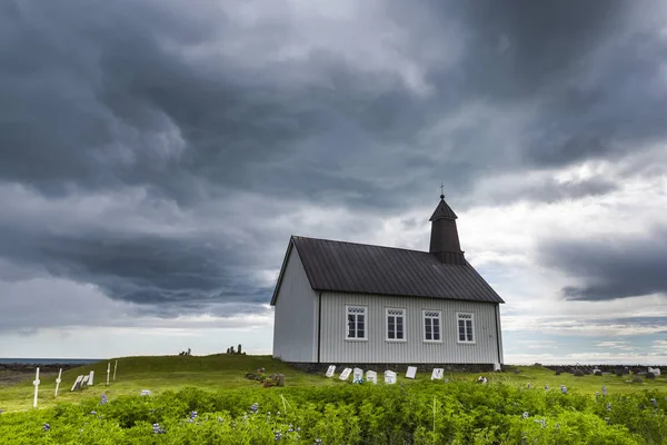 Strandkirkja na Islandu s temné mraky — Stock fotografie