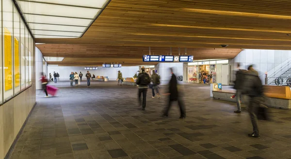 Reisende im Hauptbahnhof Arnheim — Stockfoto