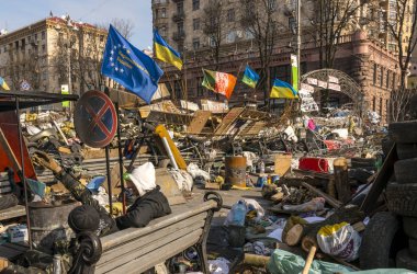Barikat Kiev Maidan bayraklı