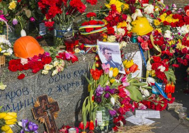 Çiçekler ve mumlar Maidan üzerinde