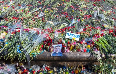 Çiçekler ve fotoğraf Maidan Kiev