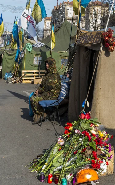 Barricade et fleurs Kiev Maidan — Photo