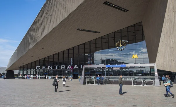 Treinstation met reizigers Rotterdam — Stockfoto