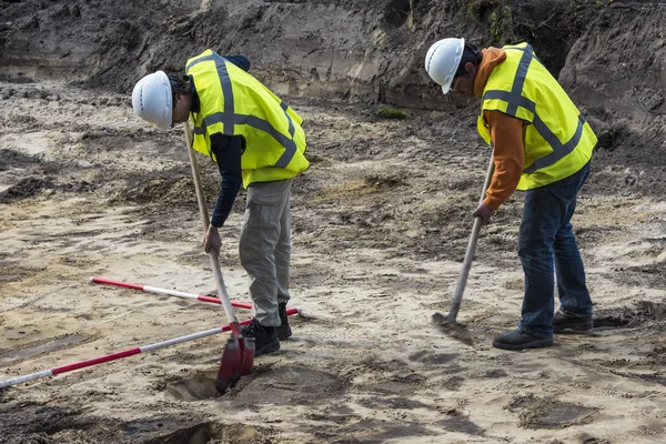 Arkeoloji kazı iki adam