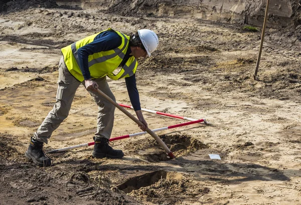 Arkeologi utgrävning Driebergen Man spade Royaltyfria Stockfoton