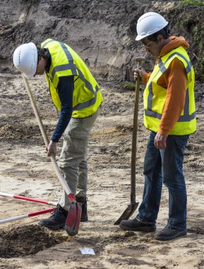 Kazı iki adam kürek