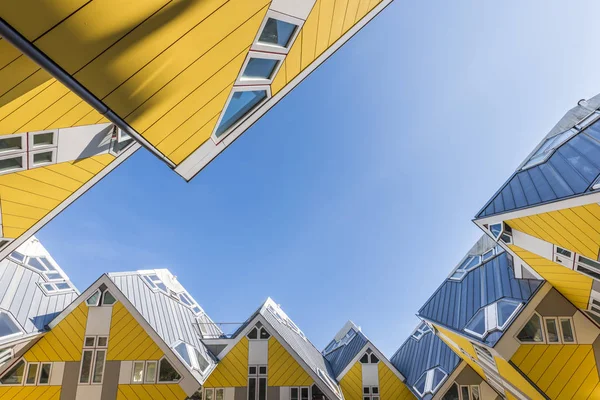 Куб в роттердамском небе — стоковое фото