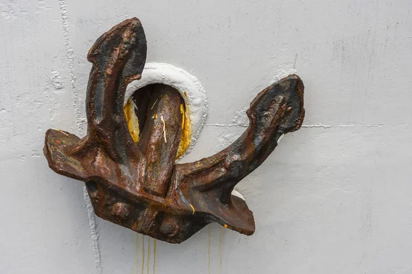 Rusty Anchor on white Ship — Stock Photo, Image