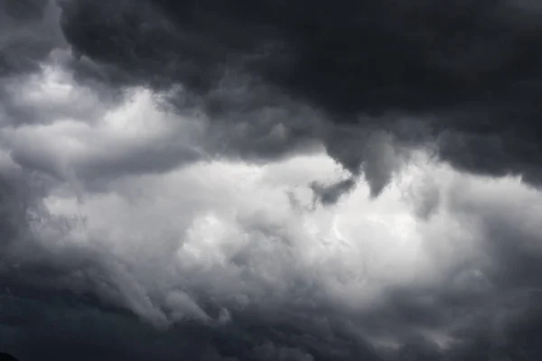 Wolken zwart en wit — Stockfoto