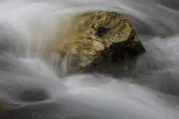 Βράχος στο Creek — Φωτογραφία Αρχείου