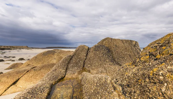 岩石在海滩森嫩湾 — 图库照片