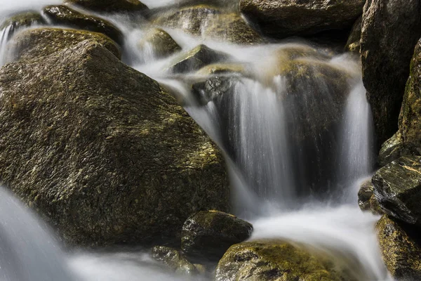 Βράχους στο creek — Φωτογραφία Αρχείου