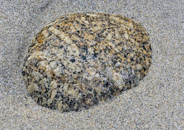 Камінь на пляжі — стокове фото