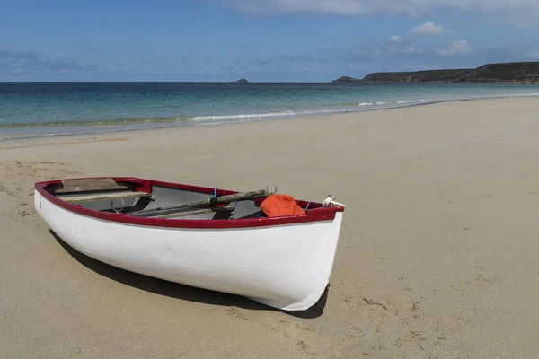 Vit båt på stranden Sennen — Stockfoto