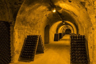 Şampanya House dans mağaralar