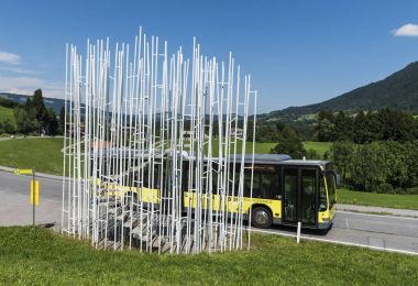 Krumbach otobüs durağına otobüs Sou Fuijmoto ile