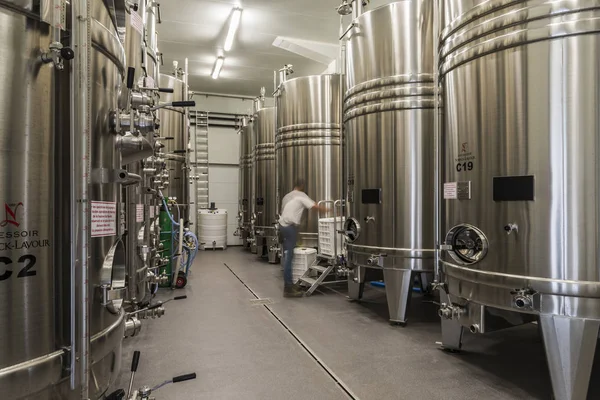 Modern şarap mahzeni