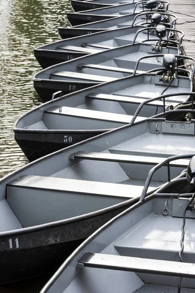 Zwarte elektrische boten Giethoorn — Stockfoto