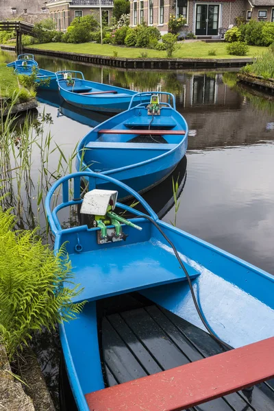 Modrá sázkař lodě Giethoorn — Stock fotografie