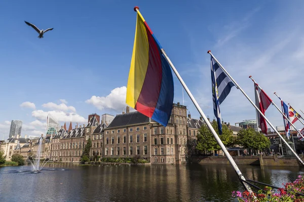 Parlament Holandii i flagi Haga — Zdjęcie stockowe