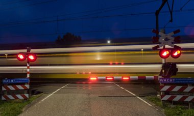 Demiryolu geçişi geçen tren