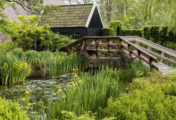 Ставок і міст в Giethoorn — стокове фото