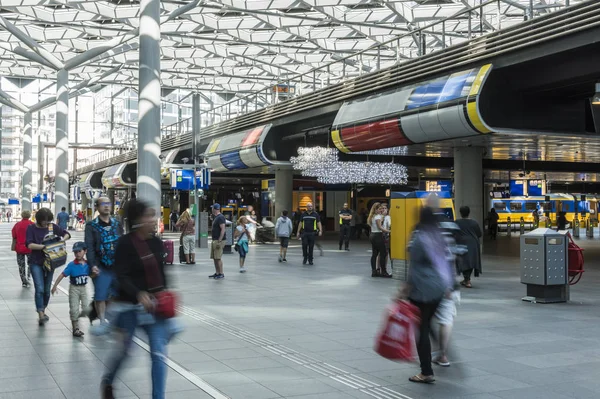 Reisende in Halle am Haager Hauptbahnhof — Stockfoto