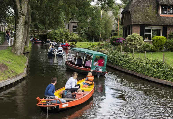 Електричним човном в каналах Giethoorn — стокове фото
