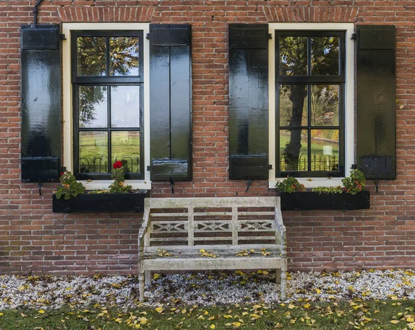 Dům s lavicí v podzim Giethoorn — Stock fotografie