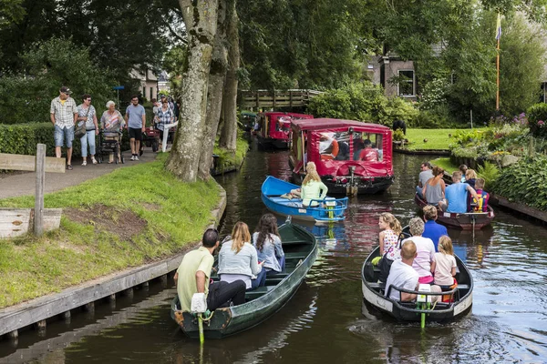 Туристів і катерів в каналах Giethoorn — стокове фото