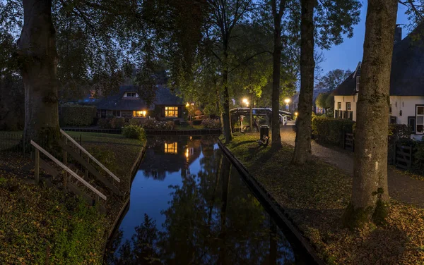Wieczorem w miejscowości Giethoorn jesienią — Zdjęcie stockowe