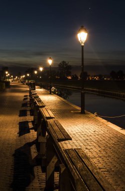 Akşam Giethoorn fenerler ve banklar