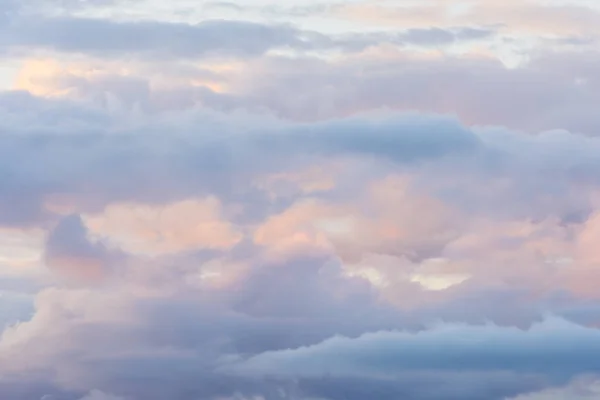 Zonsondergang blauwe en oranje wolken — Stockfoto