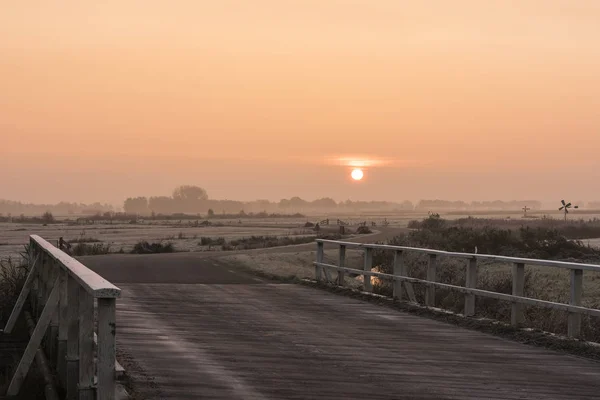 日の出と道路ヒートホールンの冬 — ストック写真