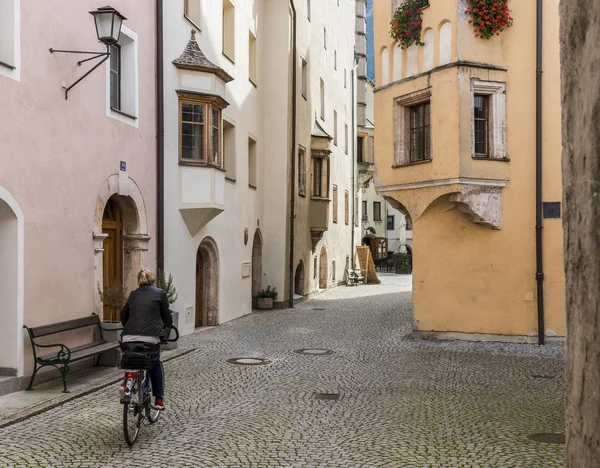 Cyklist i Rattenberg — Stockfoto