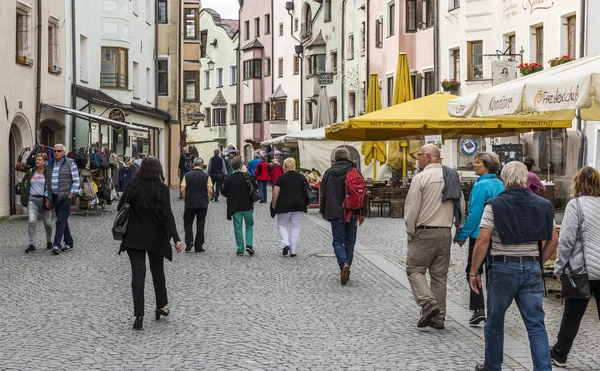 Turister i gatorna i Rattenberg — Stockfoto