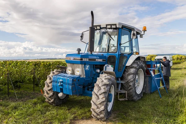 Traktor na sklizni v Champagni Verzy — Stock fotografie