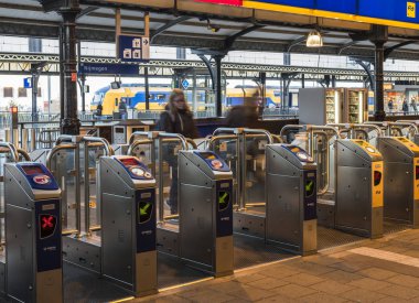 Nijmegen istasyonu kapılarında