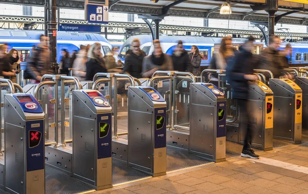 Travellers Nijmegen Station Gates — Stock Photo, Image